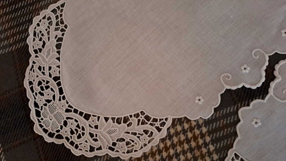 Naperons (3) em linho "Bordado Manual da Lixa"