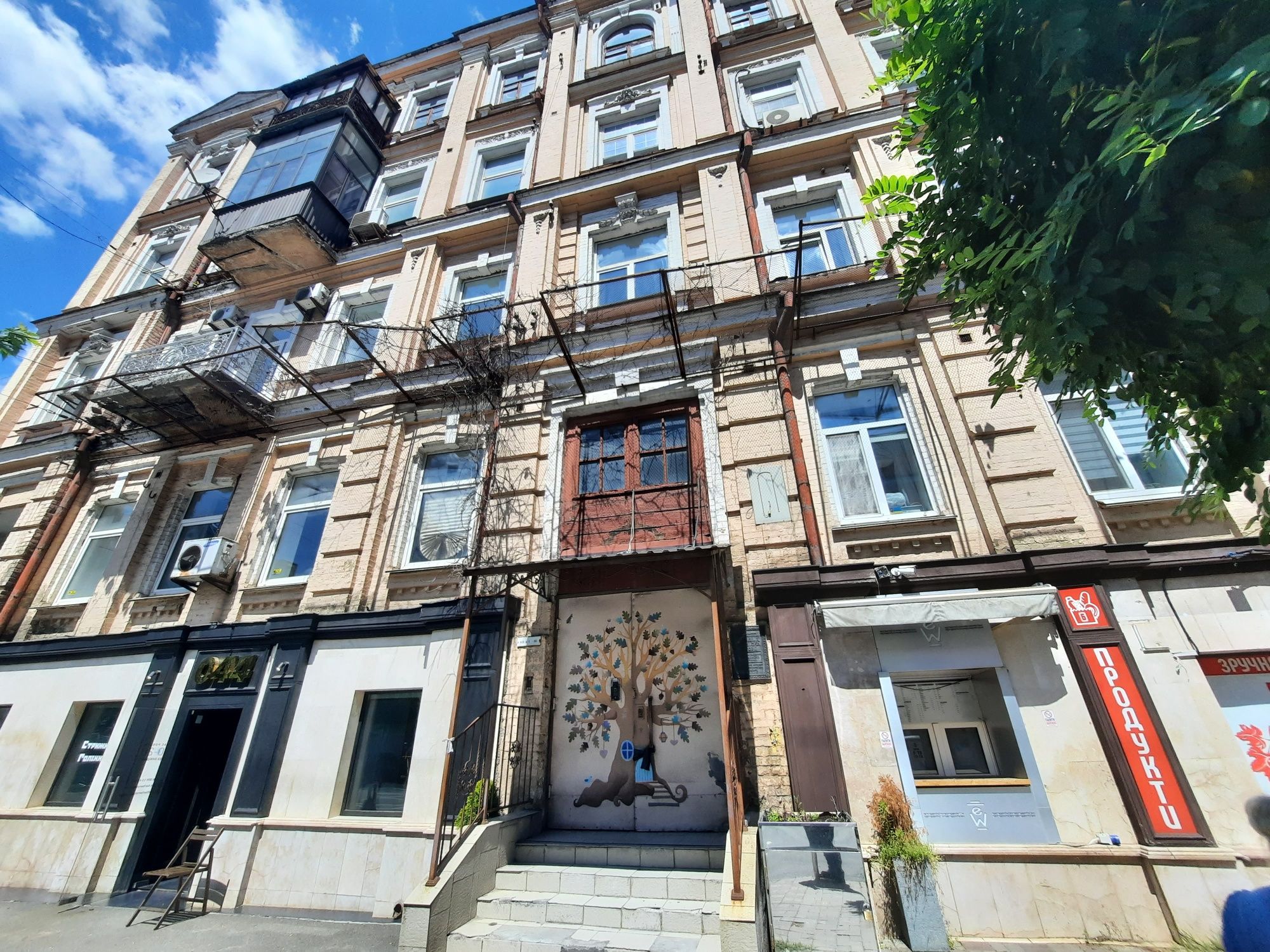 Продажа фасадного помещения 123 м² с арендаторами — инвестиция с доход