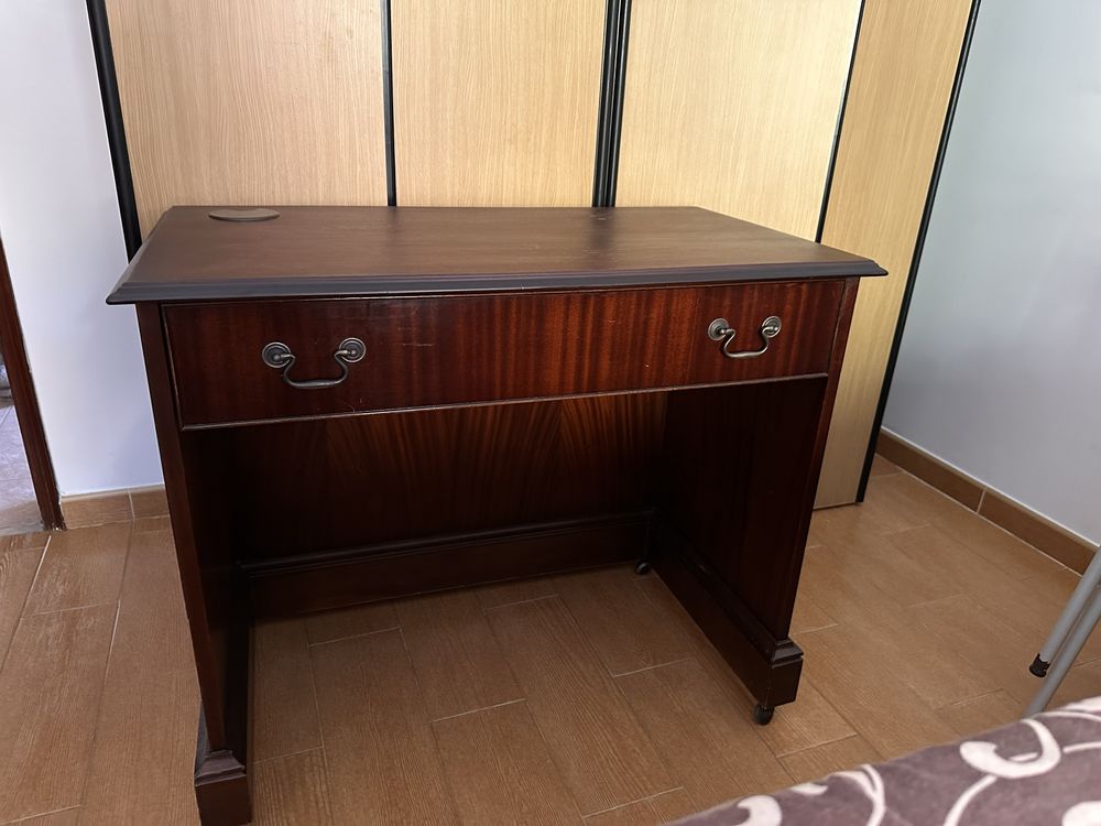 Mesa de madeira em otimo estado