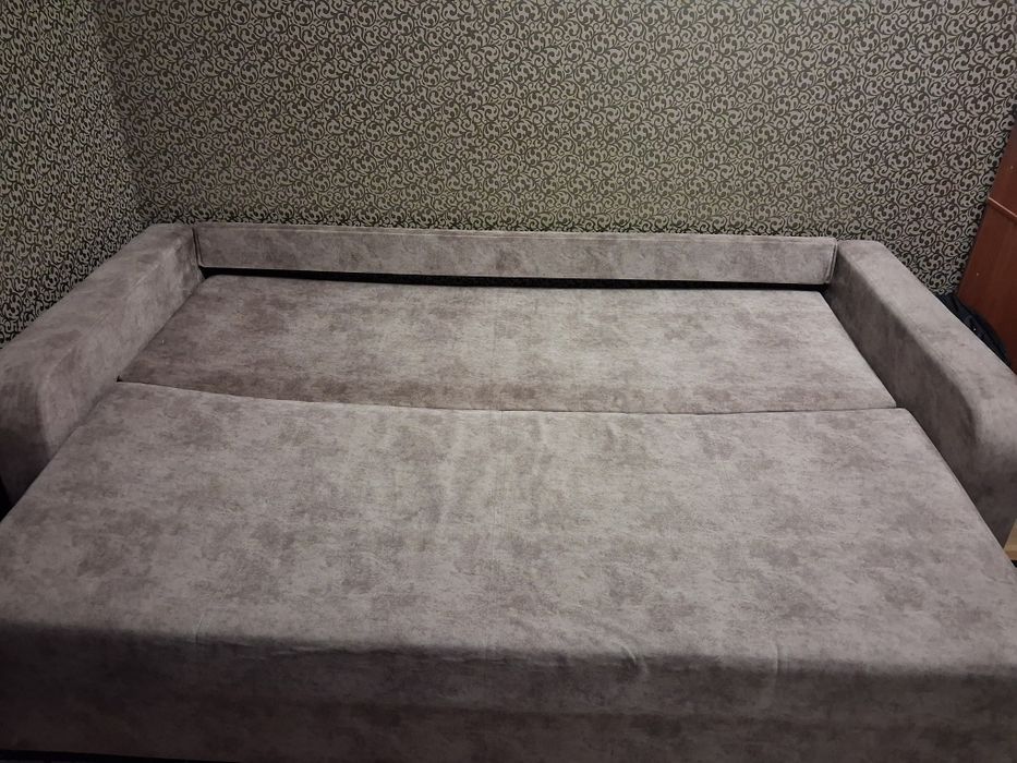 Продам диван в задовільному стані. Ціна  5000 грн.