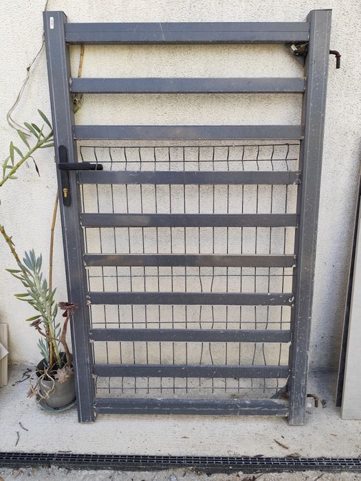 Portão de metal com chaves