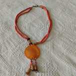 Colar laranja com pendentes