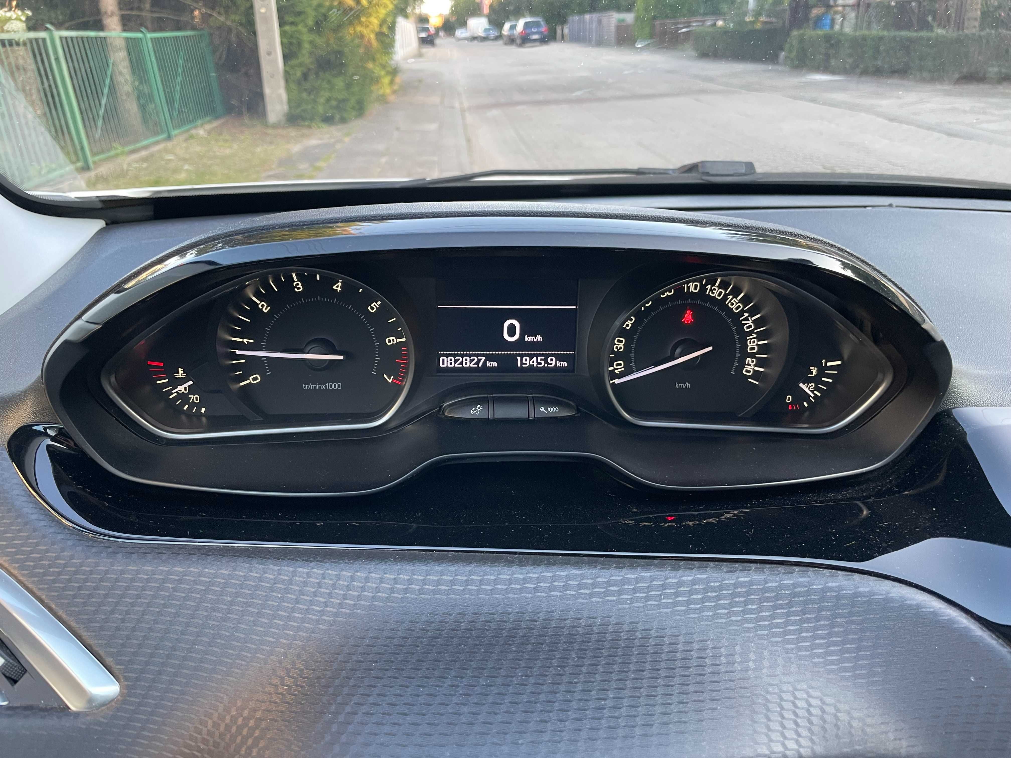 PEUGEOT 208 Allure +