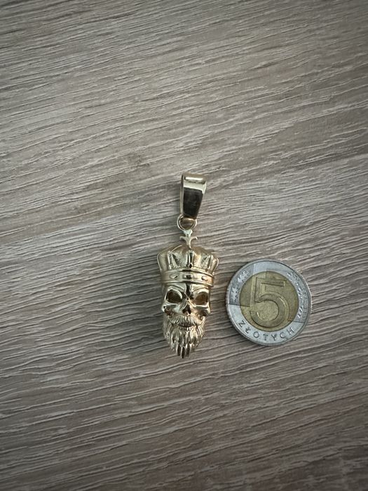 Piekna zlota czaszka na groby lancuch