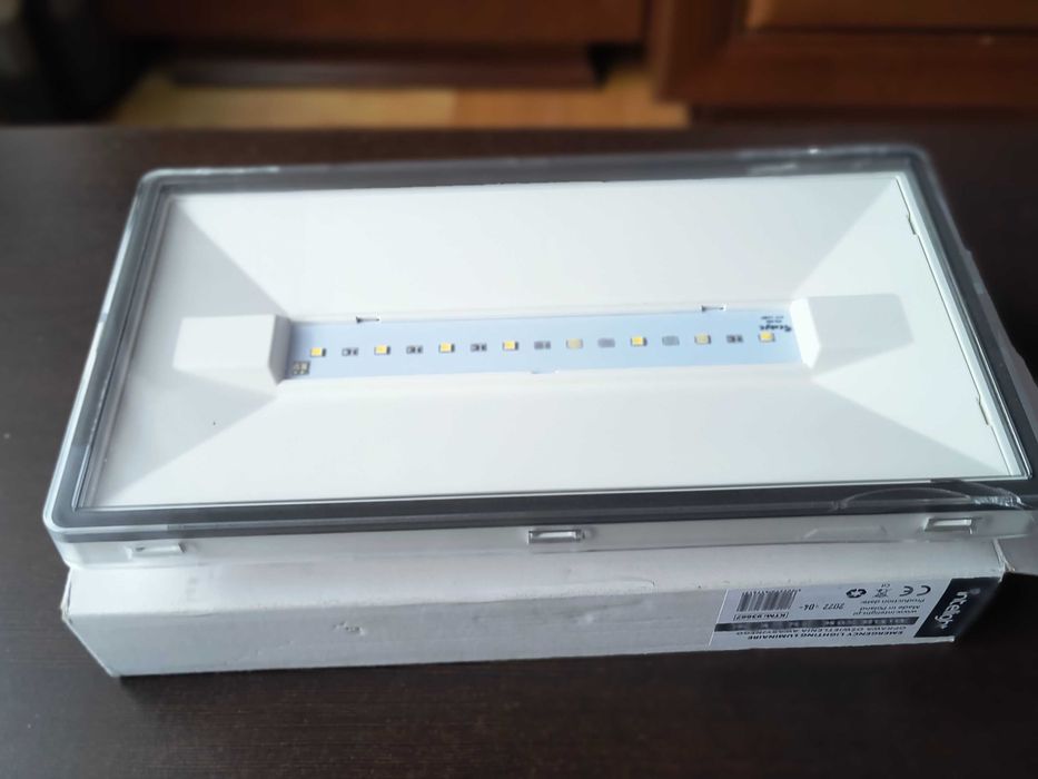 oprawa awaryjna VELLA LED IP65., defekt w postaci uszczypniętej klosza