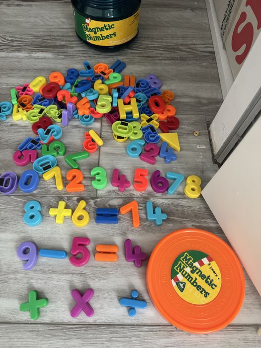 Магнітні цифри і англійські букви.Гарно для вивчення букв цифрів,