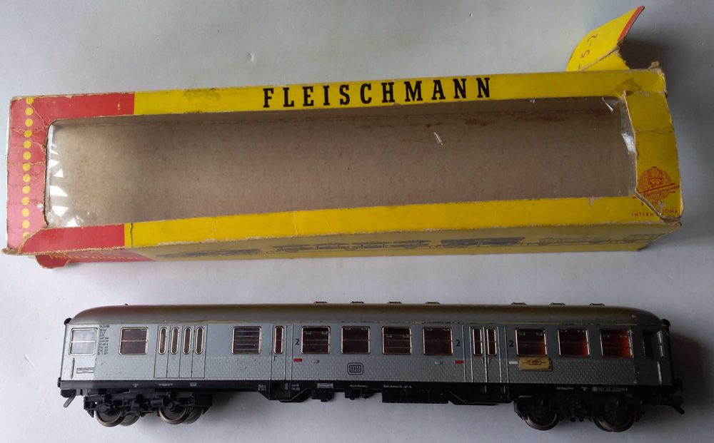 Antiga carriagem de passageiros da marca Fleischmann
