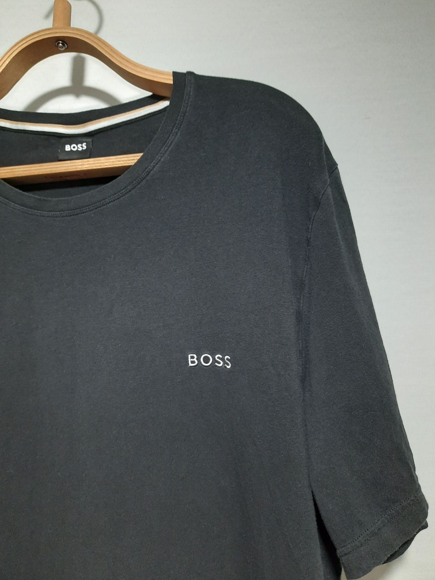 Футболка  Boss Hugo Boss бірка XXl буде на XL