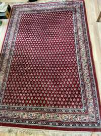 Wełniany dywan z frędzlami