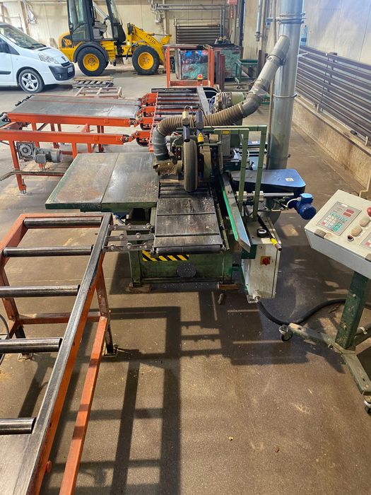 Obrzynarka dwupiłowa ze stołem podawczym ( karuzela )