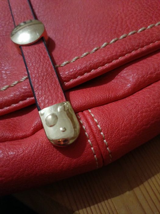 Malinowa torebka na ramię