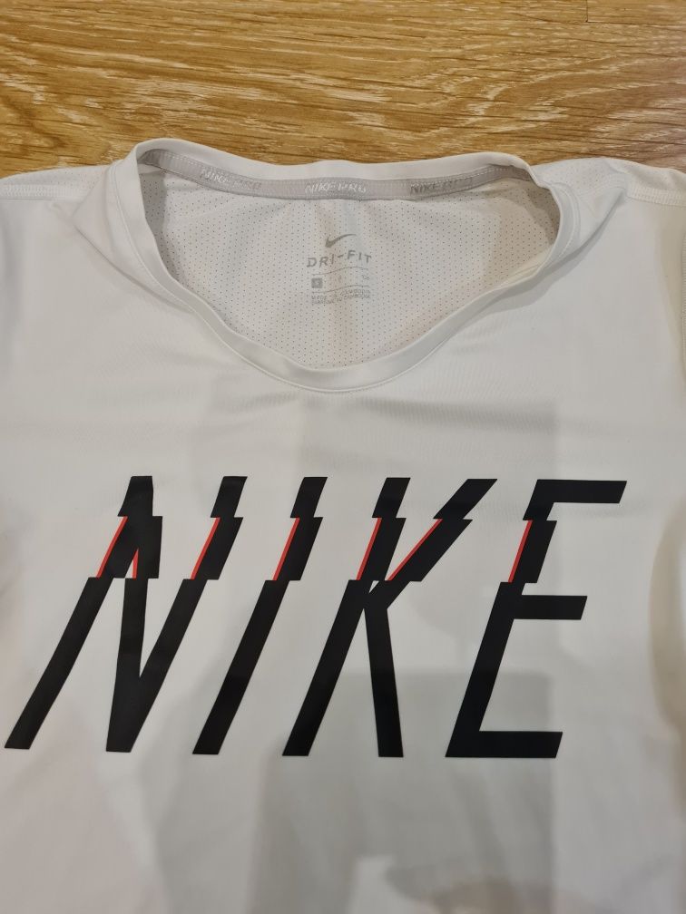 Продам футболку Жіночу Nike