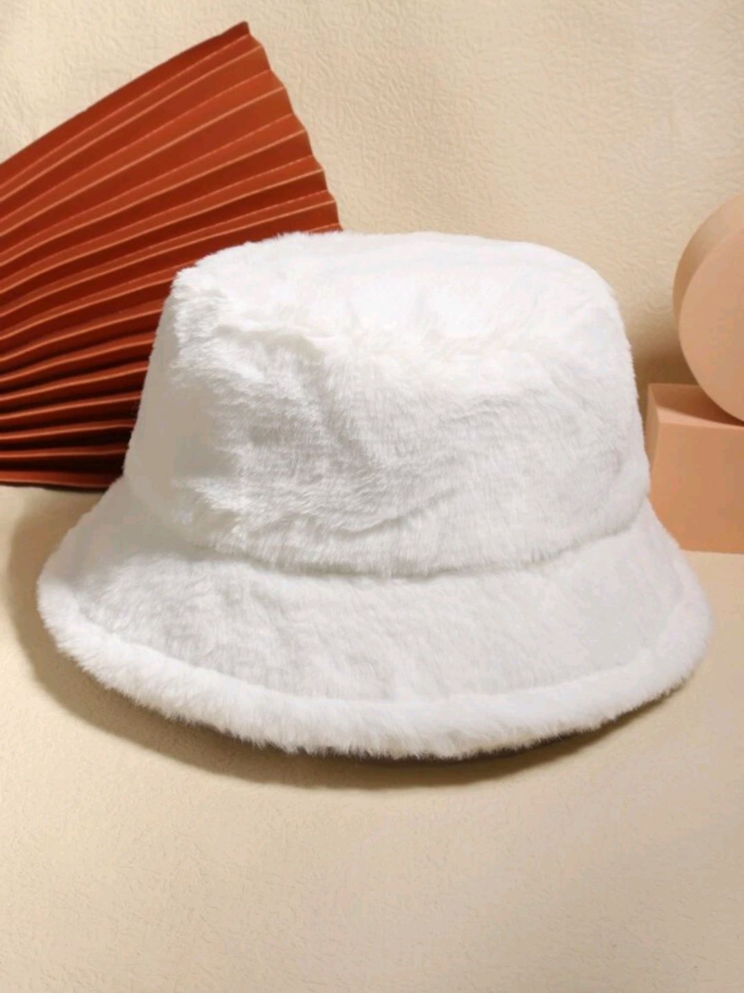 Puszysty biały kapelusz