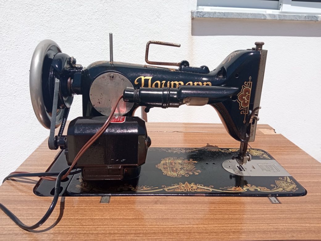 Máquina costura elétrica Naumann com móvel