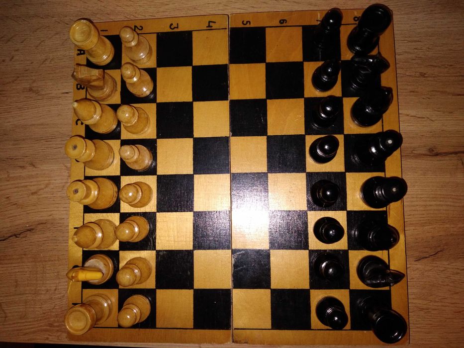 Дерев'яні шахи , радянські,з дерев'яною дошкою29×29см,1979рік(шахмати)