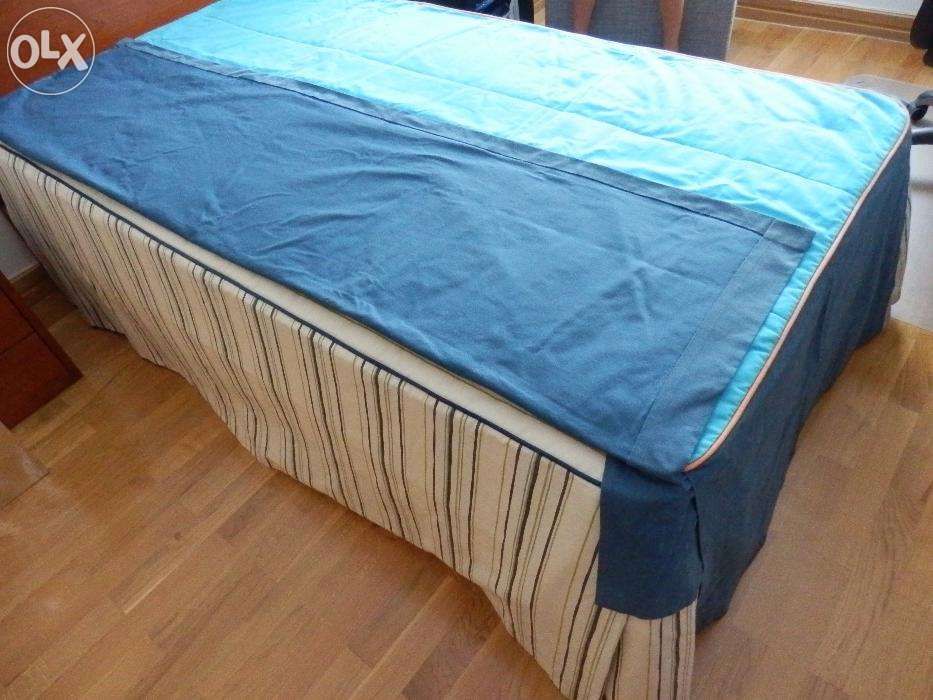 Vendo coberta de cama de rapaz cor azul claro e azul escuro com debrum