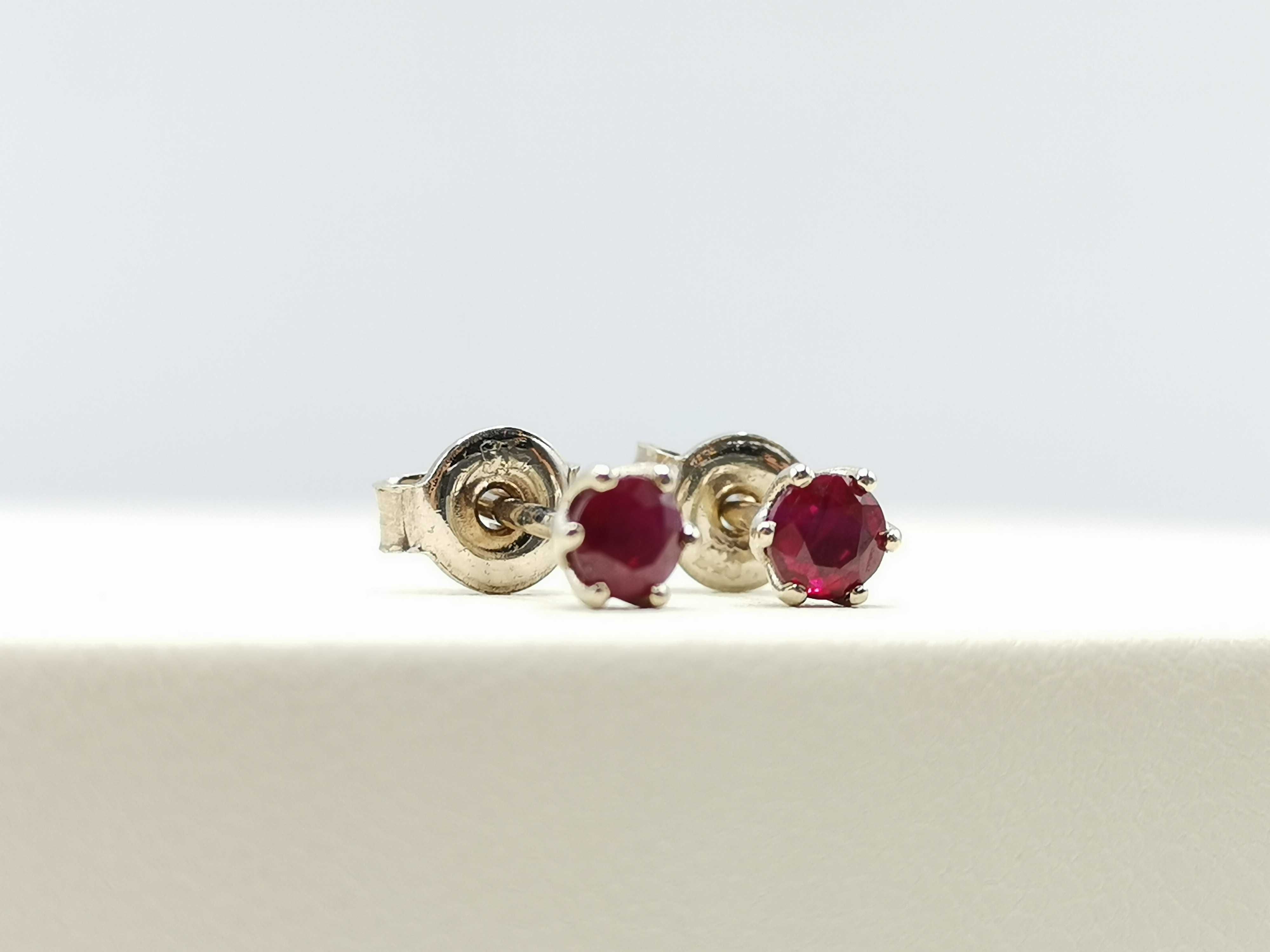 W ofercie złote kolczyki z rubinem 0,4 CT 585/14k Piotrkowska 76