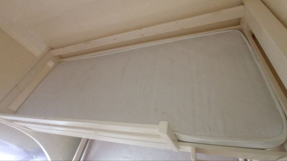 Продам двоповерхове ліжко разом з матрацам охайний стан