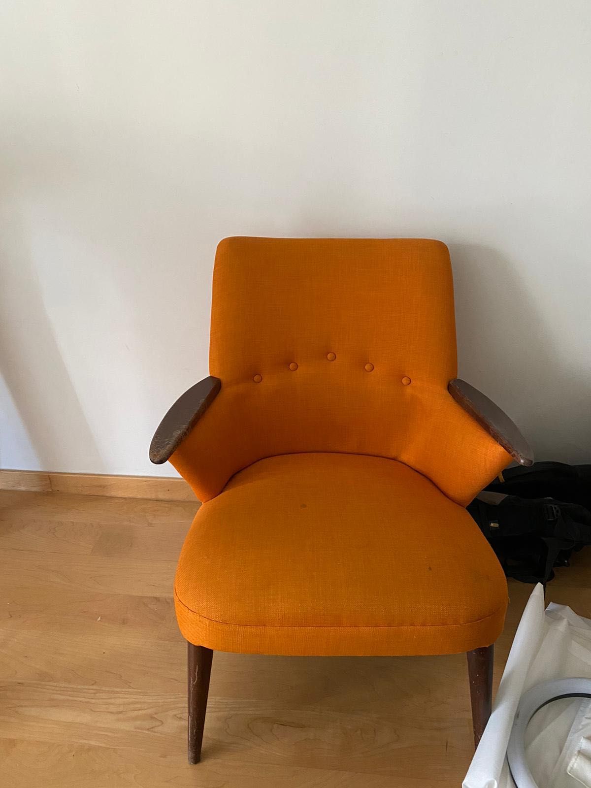 Poltrona Dinamarquesa Vintage Laranja – Conforto e Estilo Retro