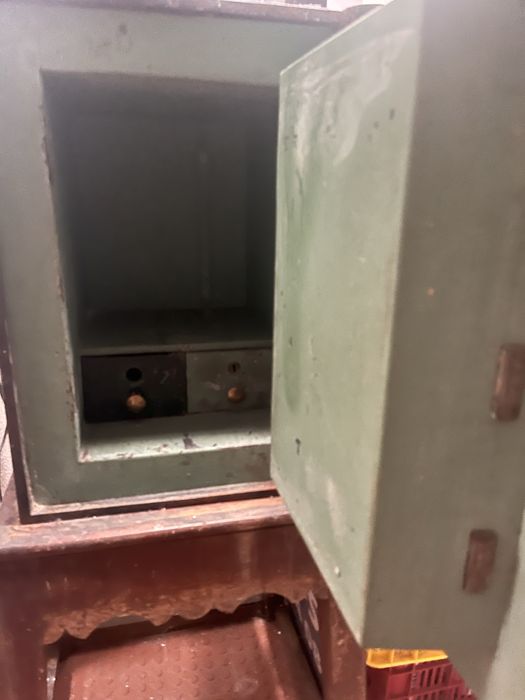 Cofre em aco verde e dourado milners