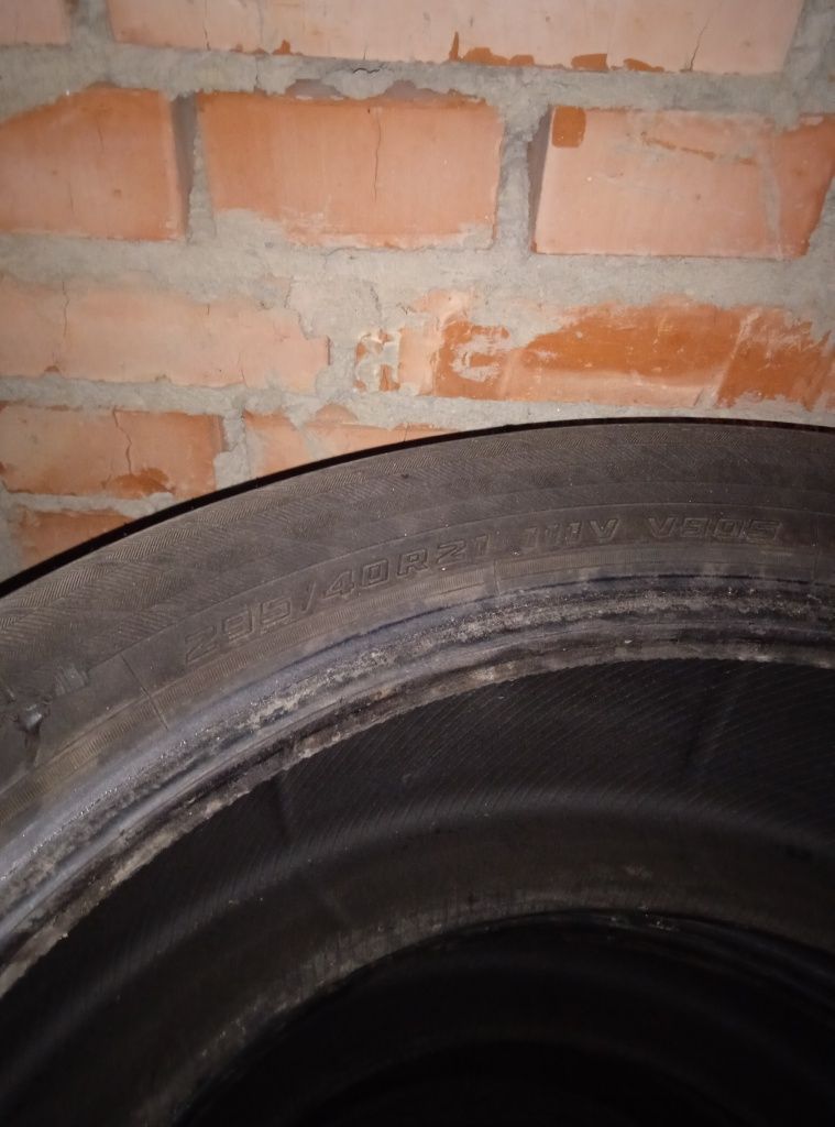 Продам зимню гуму йокохама розмір 295/40R21
