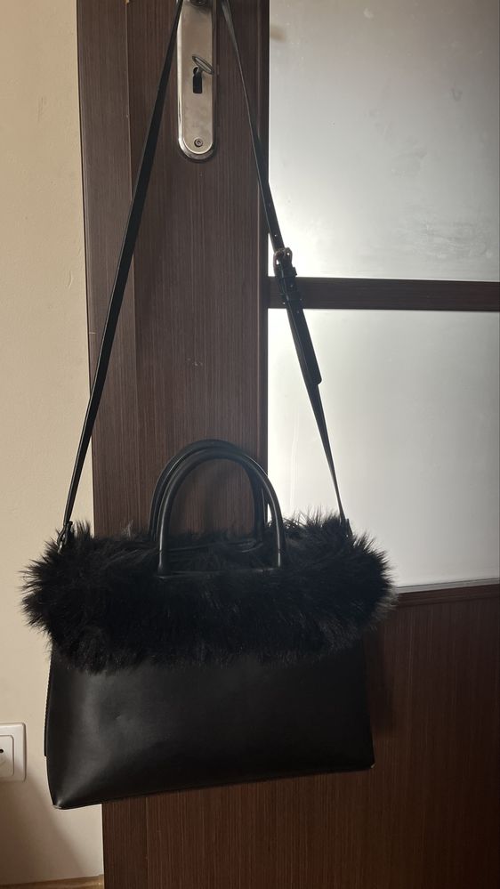 Torebka ZARA – czarna, z ekoskóry, z futerkiem, stylowa