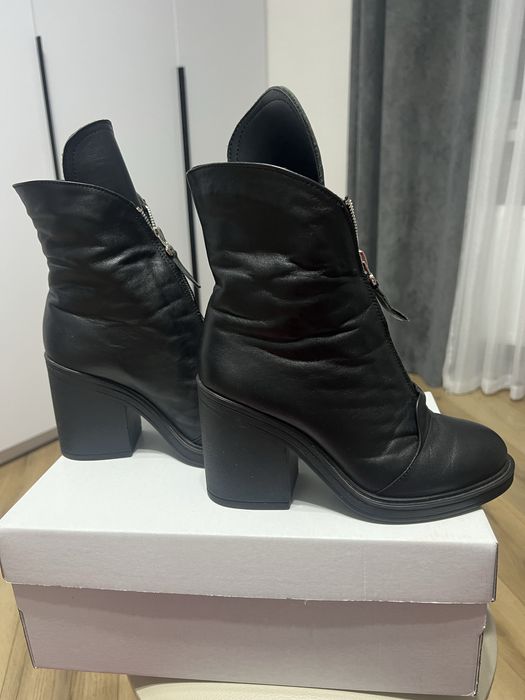 Шкіряні ботинки на каблуці