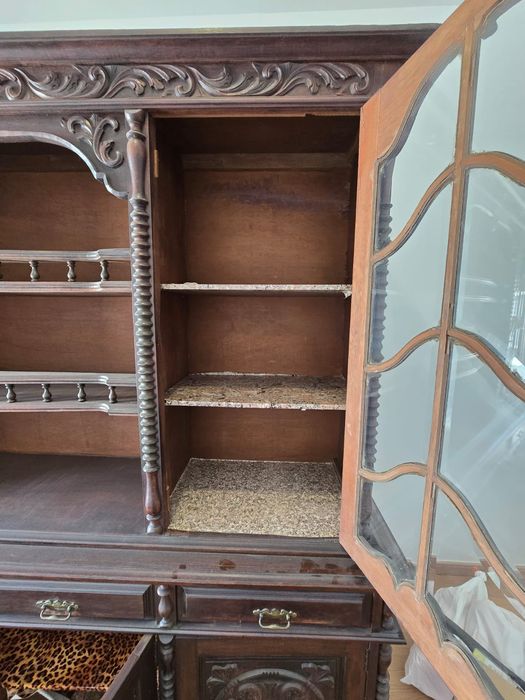 Doam-se duas estantes de madeira antigas