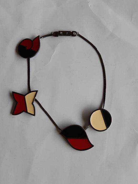 Colar dos anos 60 assinado por Monet