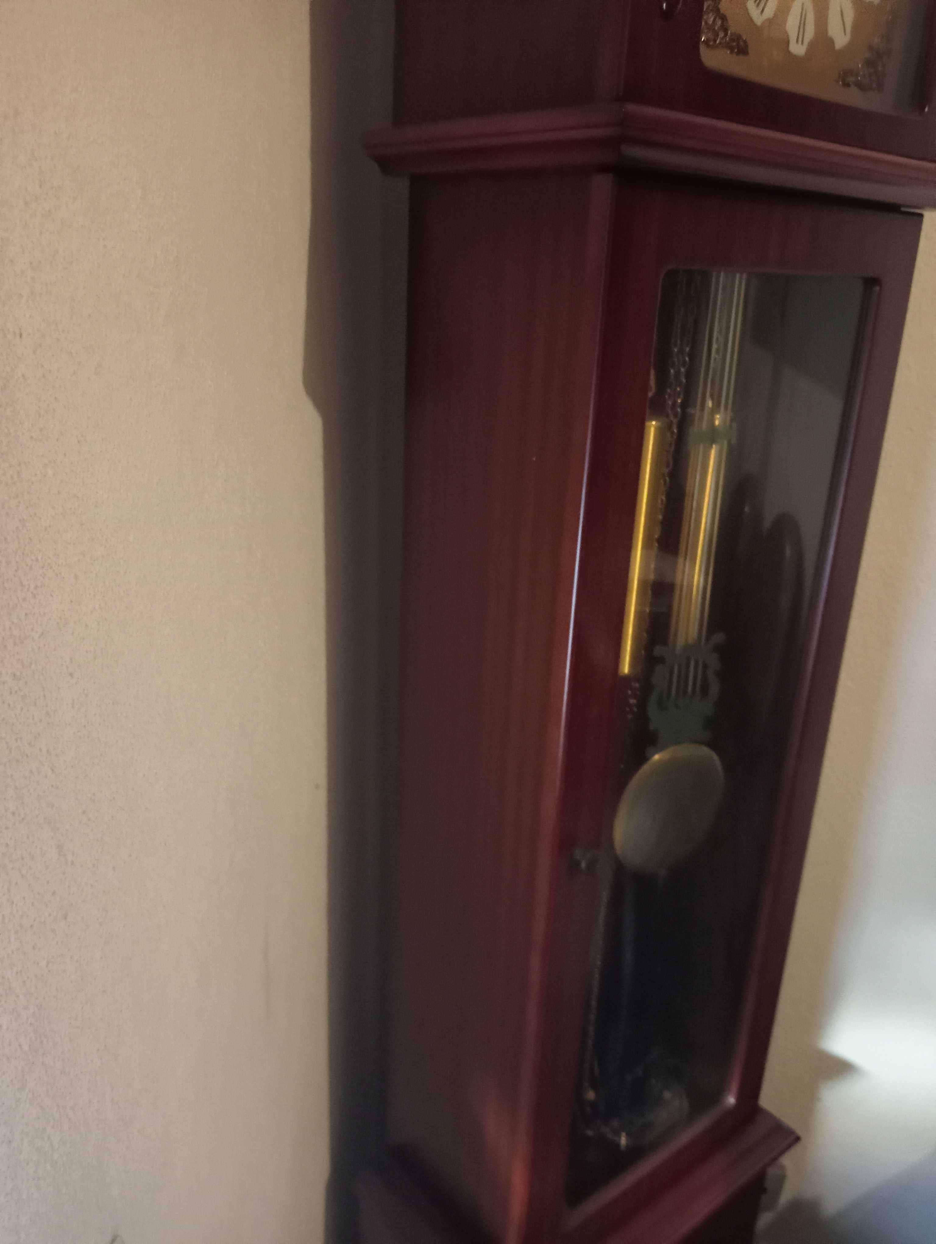 Relógio de sala de pé grande em pinho
