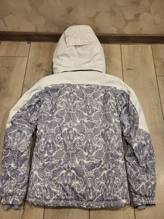 Жіноча гірськолижна курточка.