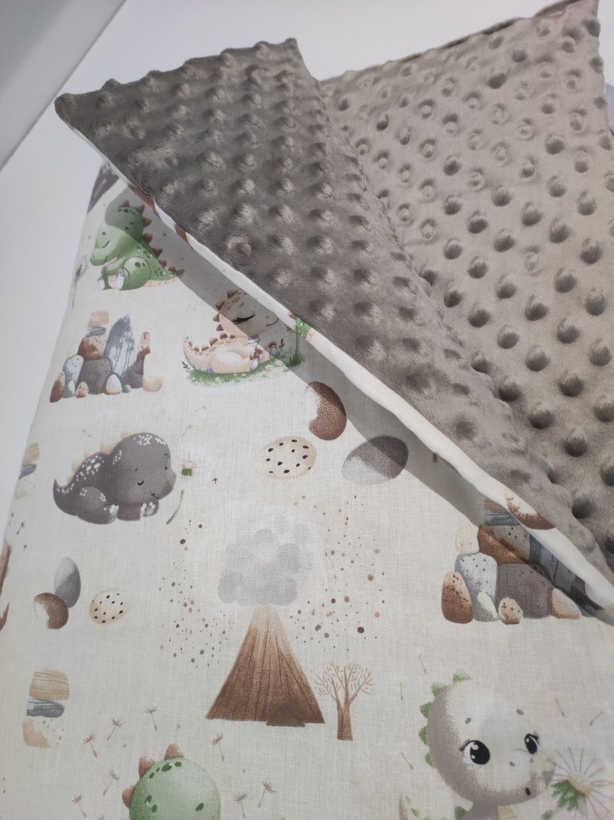 Kocyk dinozaury dla przedszkolaka 75x100 cm z poduszka 30x40 cm Minky