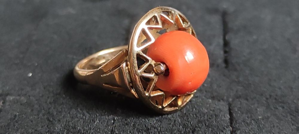 Złoty przedwojenny pierścionek z koralem