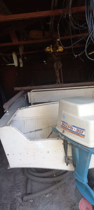 Лодка "Прогрес 4" з мотором Віхрь 30 та пристроями для транспортування
