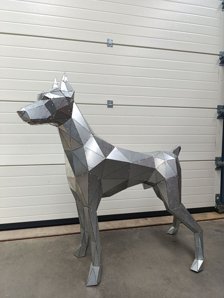 Cão de decoração doberman
