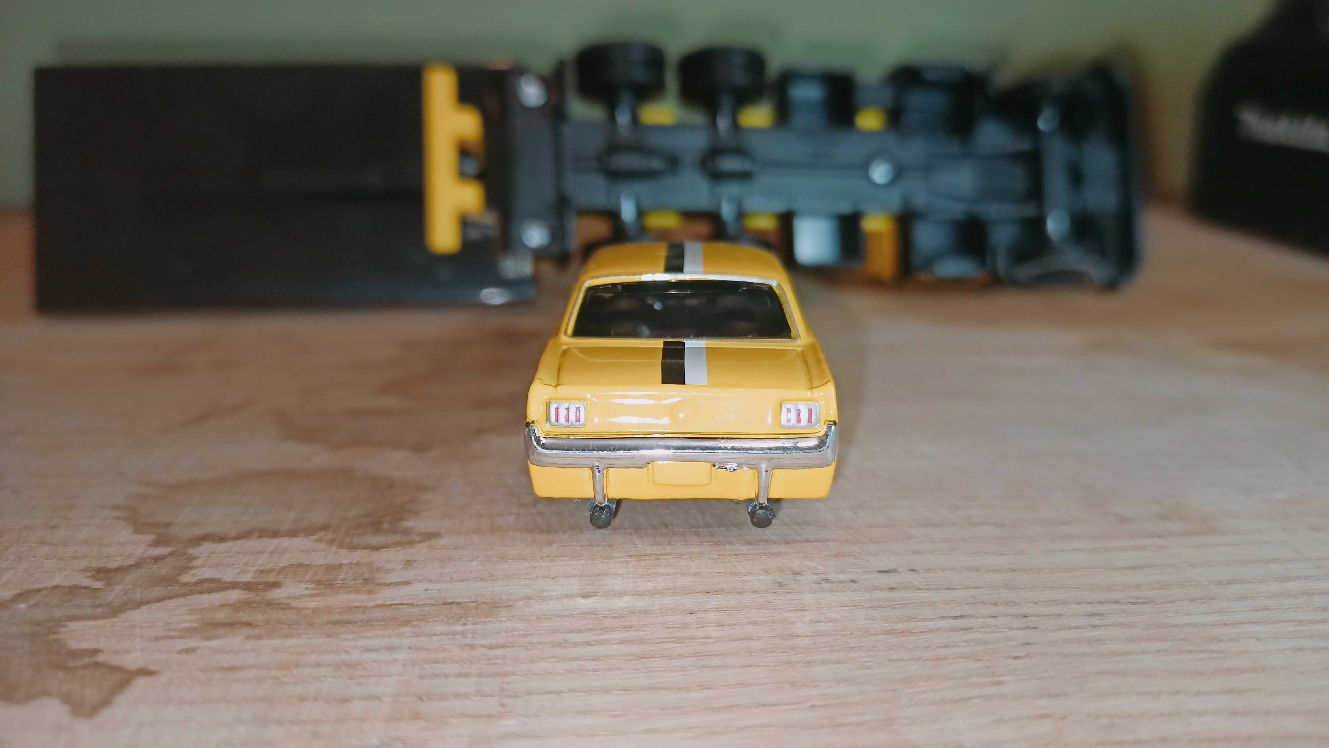 Maisto – 1:64 1953 Mack B-61 з плоским кузовом / 1965 Ford Mustang