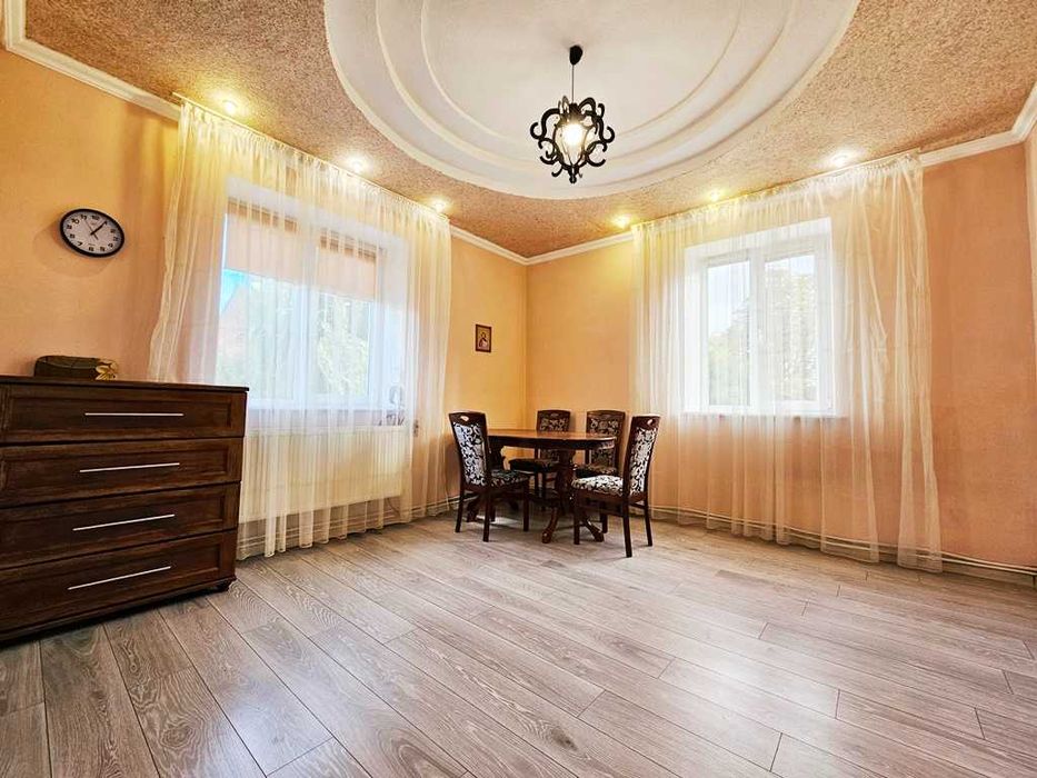 Житлова двокімнатна квартира з меблями та власним опаленням...