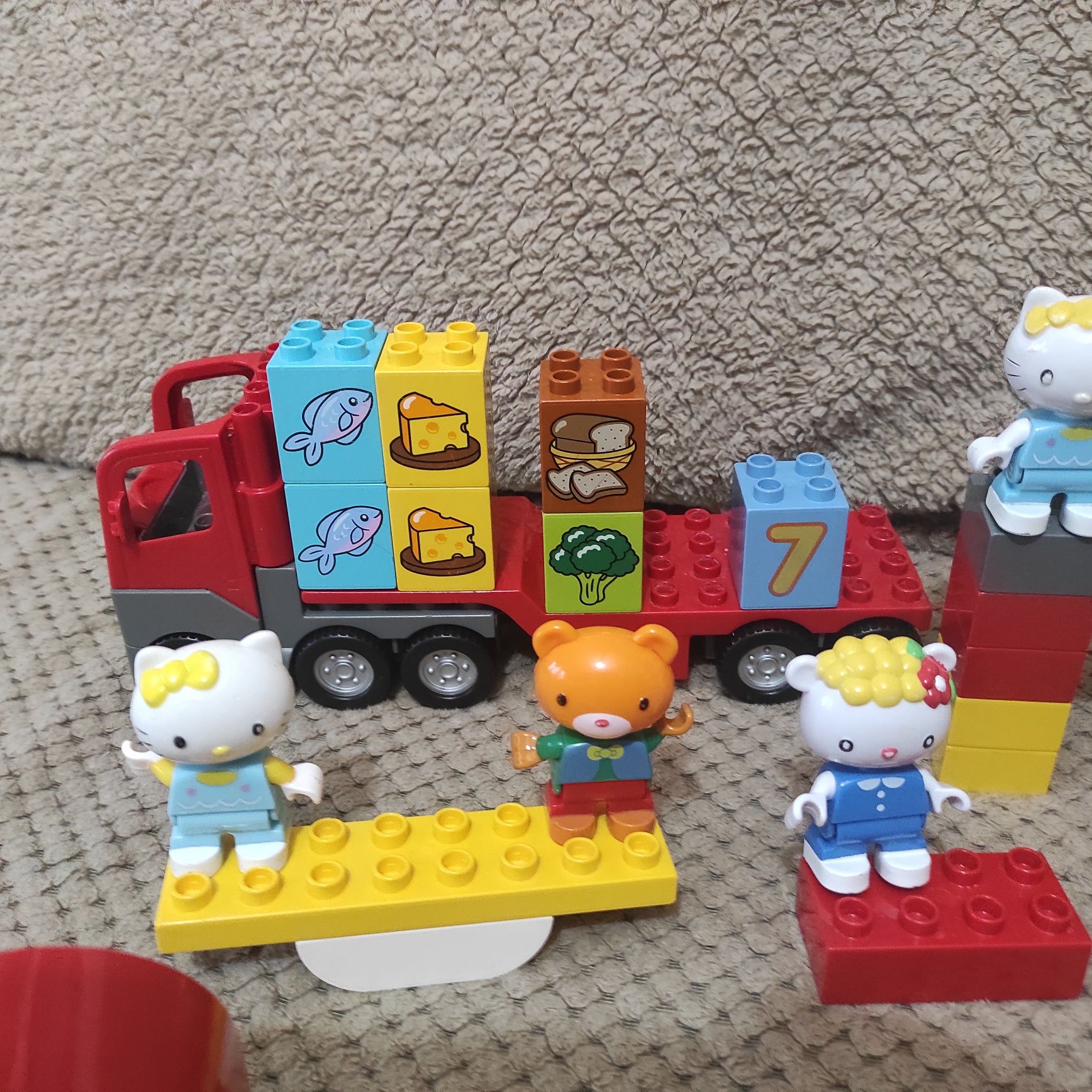 LEGO Duplo mix klocków z różnych zestawów.
Myszka Miki 
Tir z czerwoną