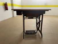 Mesa Vintage Singer com Tampo em Mármore Rosa