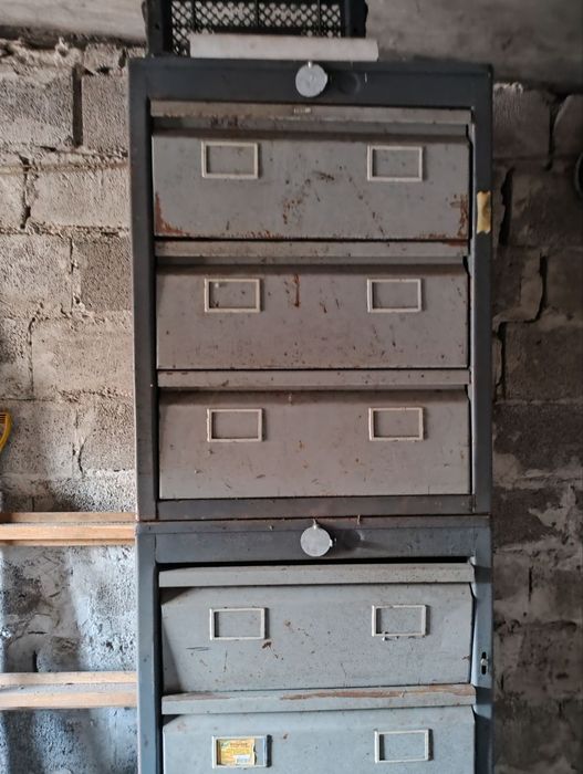 Металлический стеллаж под инструменты