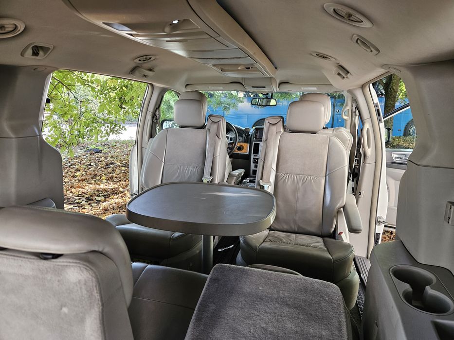 Chrysler Grand Voyager 2009 рік 2.8 дизель автомат 7 місць для військо