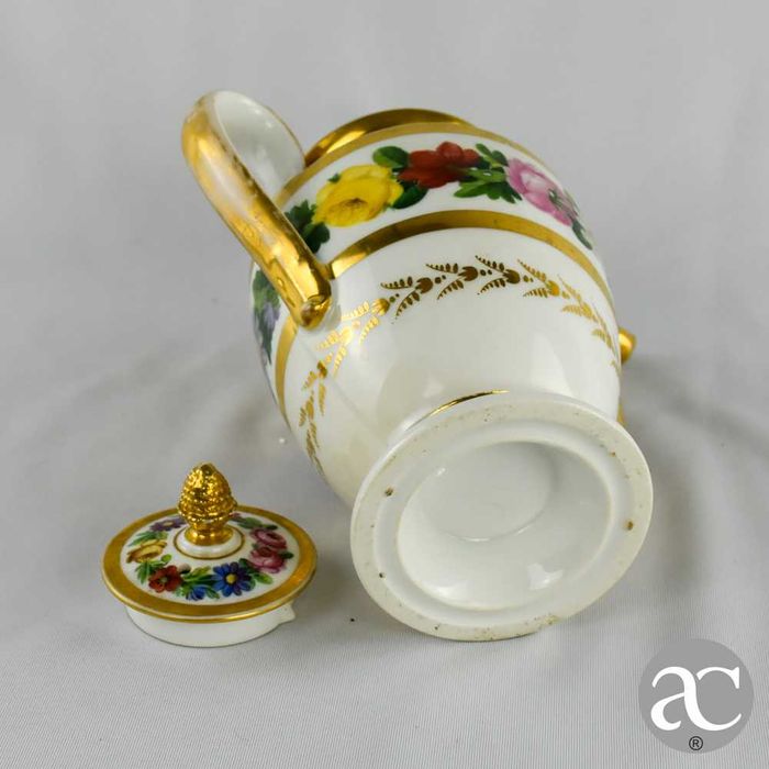 Bule / Cafeteira porcelana Europeia, dourado e pintado à mão, séc. XIX