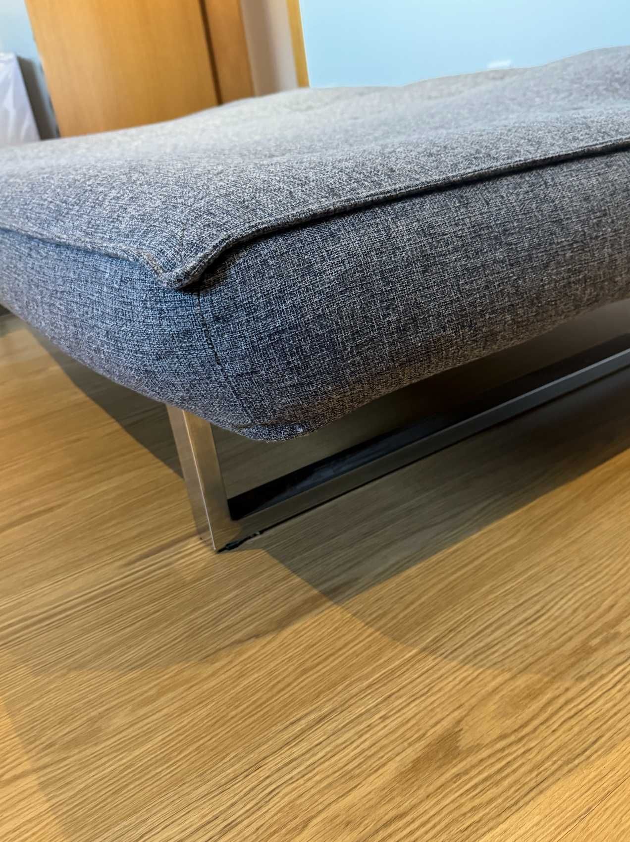 Sofá-cama cinzento prático e confortável – bom estado