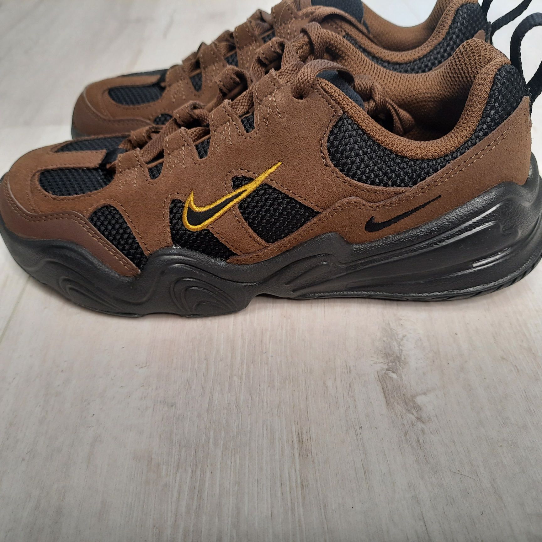 Оригінальні жіночі кросівки NIKE TECH HERA BROWN DR9761-200