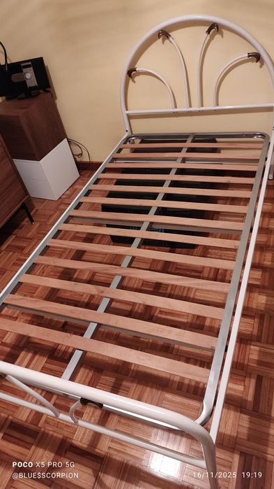 Cama solteiro em ferro