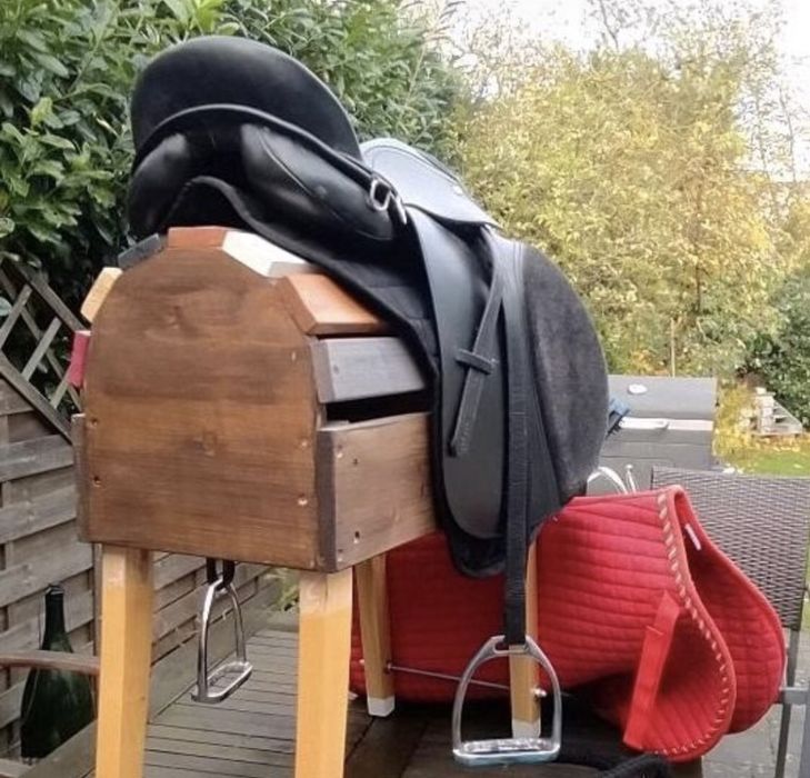 Продам універсальне Кінне сідло для верхової їзди