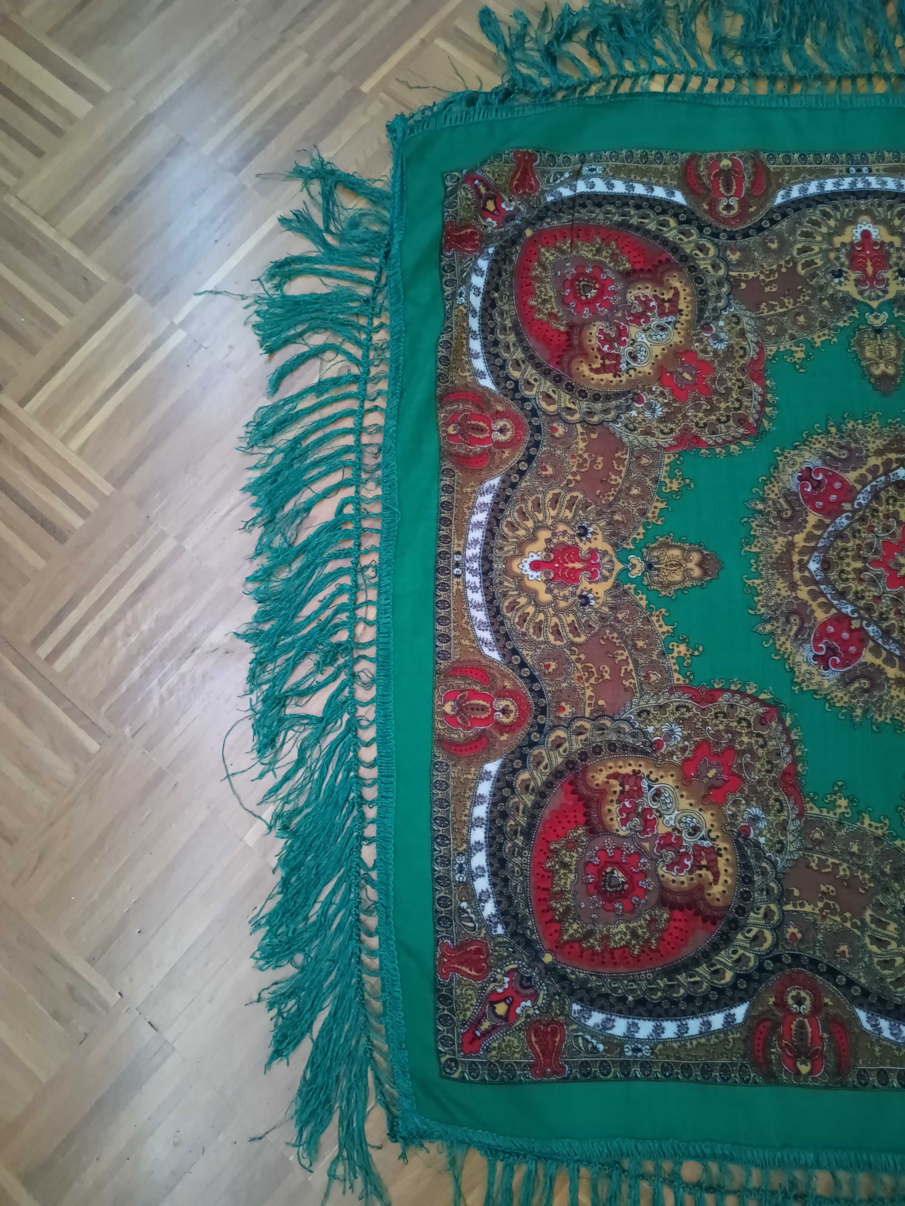 Chusta z kwiatowym wzorem delikatna wełna