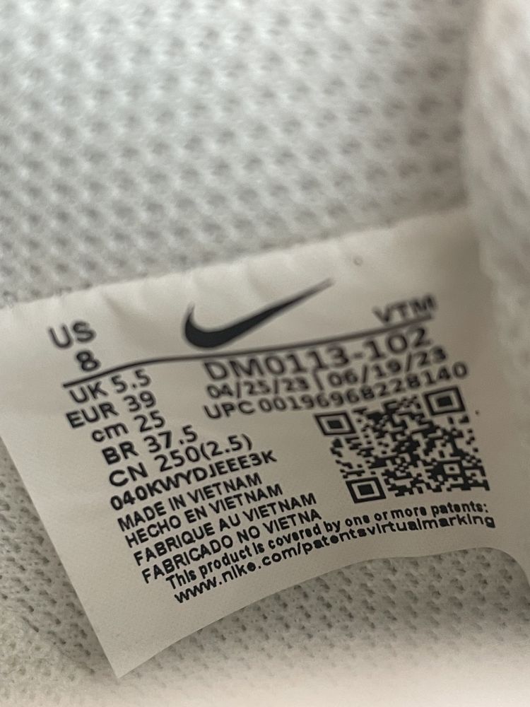 Białe buty Nike z niebieskim znaczkiem