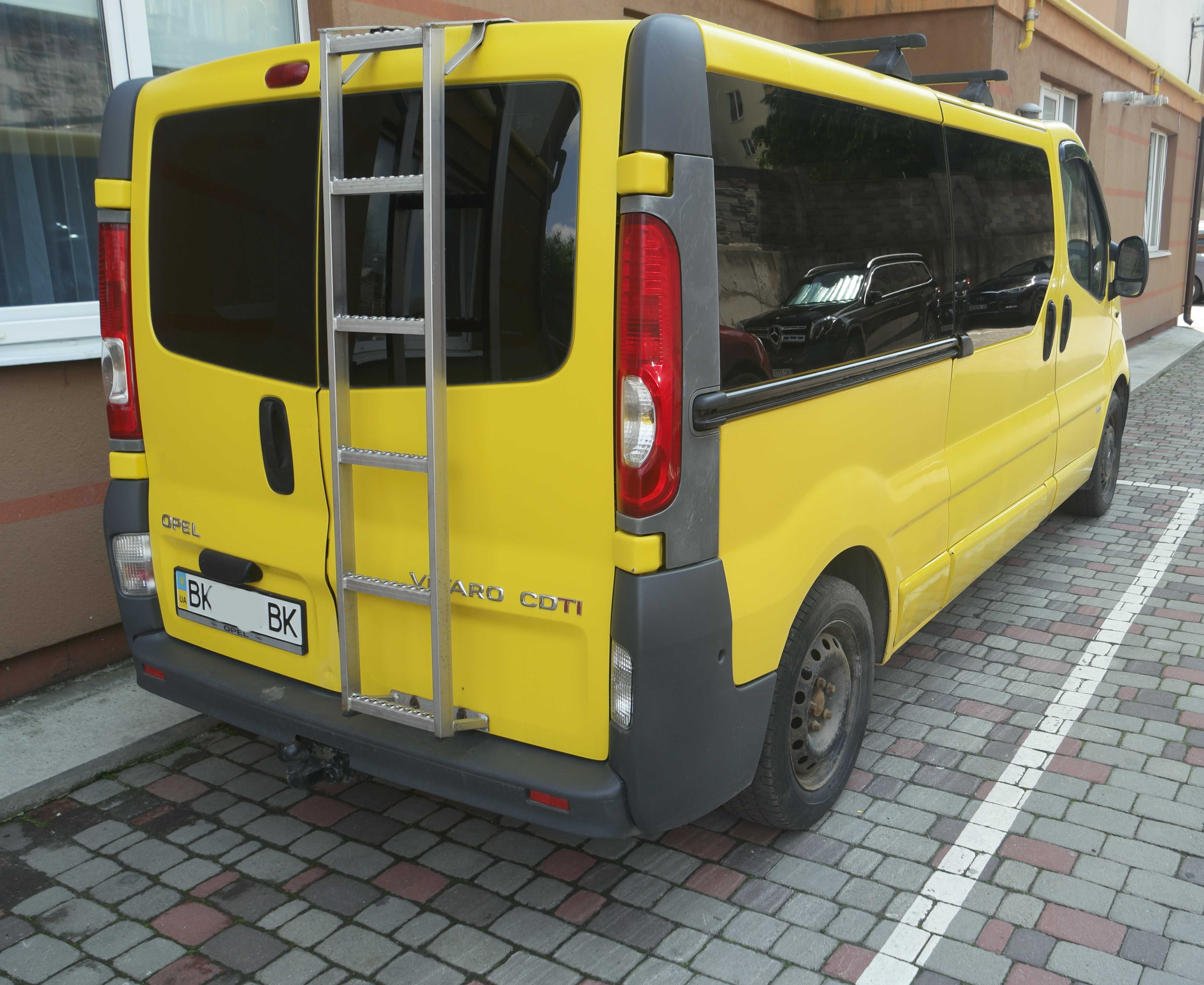 Мінівен Opel Vivaro 2.0 пасажирський 8+1  2007р.