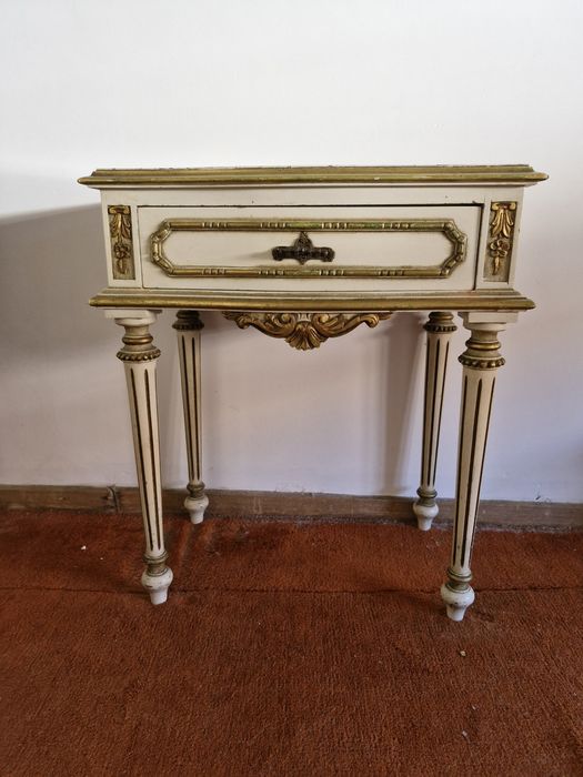 Mesa de cabeceira lacada